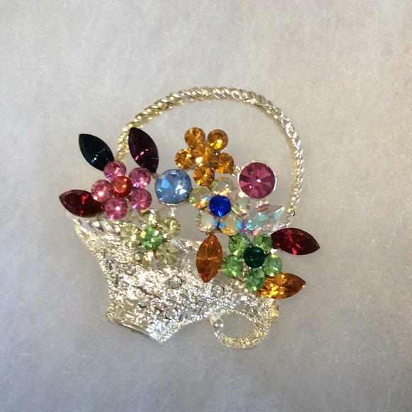 Jewelry - Fun fashion pin multicolored stones in silvertone